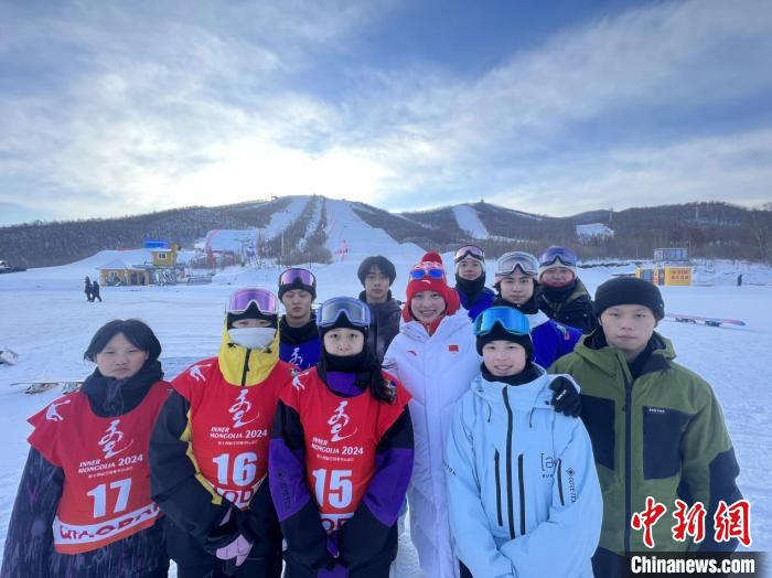 广西首金诞生！甘佳佳单板滑雪夺冠引热议