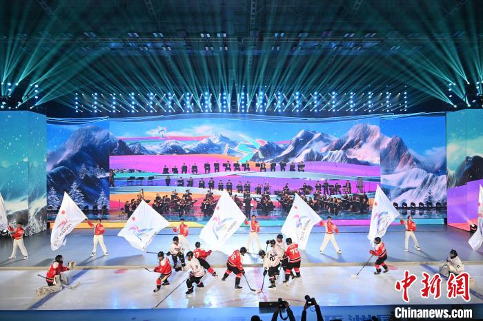哈尔滨举办的亚冬会100天倒计时启动：火炬“澎